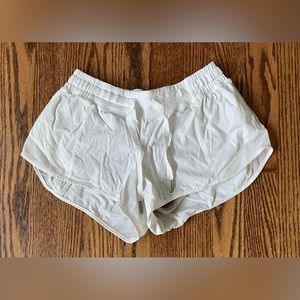 Lululemon Hotty Hot lined 2.5” white shorts